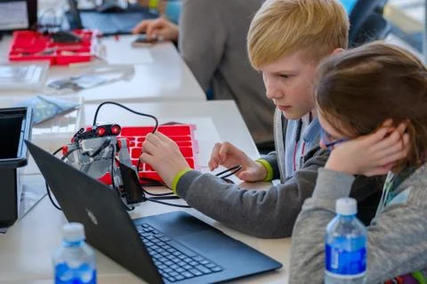 Children learn how to program a robot at Skolkovo Foto stock