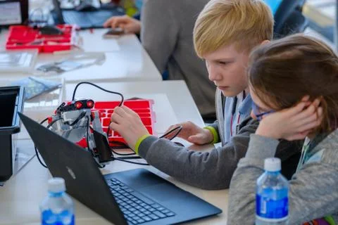 Children learn how to program a robot at Skolkovo 库存照片