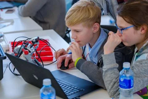 Children learn how to program a robot at Skolkovo 스톡 사진
