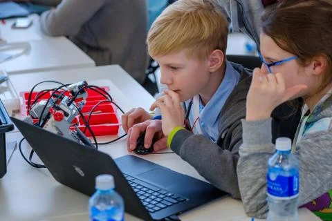 Children learn how to program a robot at Skolkovo 库存照片