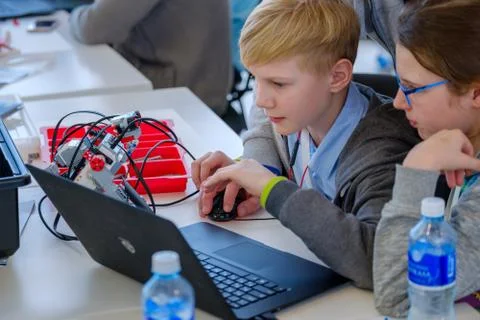 Children learn how to program a robot at Skolkovo 库存照片