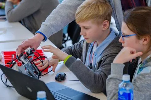 Children learn how to program a robot at Skolkovo 库存照片