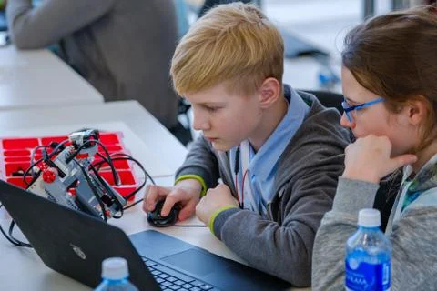 Children learn how to program a robot at Skolkovo 库存照片