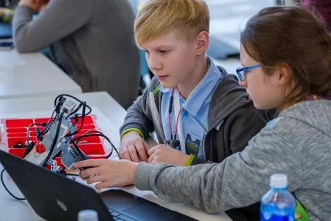 Children learn how to program a robot at Skolkovo 库存照片