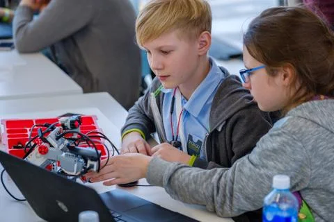 Children learn how to program a robot at Skolkovo Foto stock