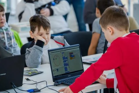Children learn how to program a robot at Skolkovo 库存照片