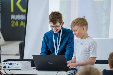 Children learn how to program a robot at Skolkovo 库存照片