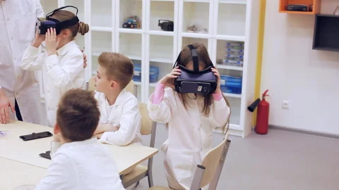 Children learn technology in a modern school 스톡 동영상 88794224