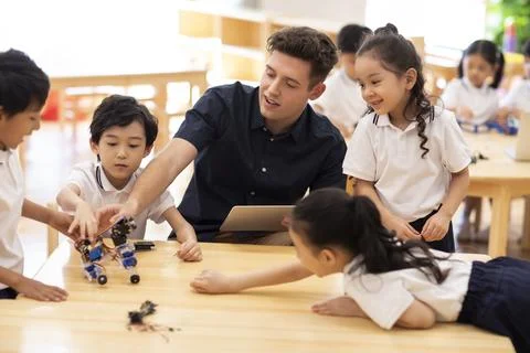 Children learning coding in classroom Foto stock