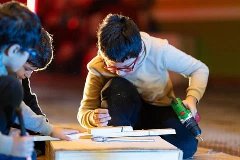 Children learning engineering skills with tools Foto stock