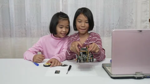 Children learning robotic education of technology in classroom 库存影片 202131992