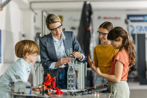 Children learning robotics in Elementary school. Young students building robot Fotos de archivo