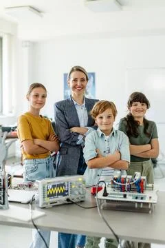 Children learning robotics in Elementary school. Young students building robot Foto stock