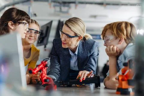 Children learning robotics in Elementary school. Young students building robot Fotos de archivo