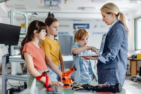 Children learning robotics in Elementary school. Young students building robot Fotos de archivo
