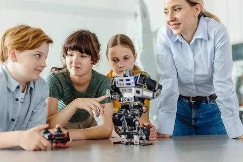 Children learning robotics in Elementary school. Young students building robot 스톡 사진