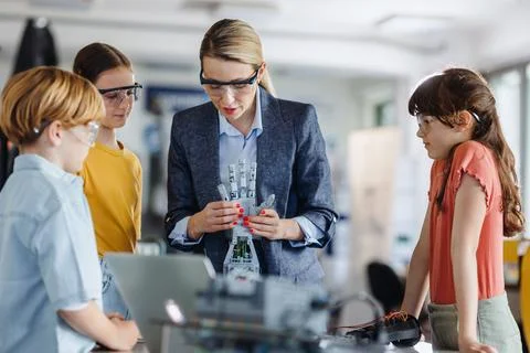 Children learning robotics in Elementary school. Young students building robot Fotos de archivo