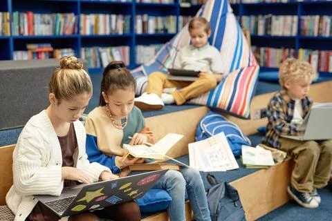 Children in Library Girls using Computer 库存照片