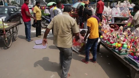 Children-load-ganesh-idol-onto-auto rickshaw-ganesh-festival Stock Footage 95455599