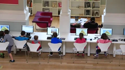 Children Look At Computer Vidéo 42602737