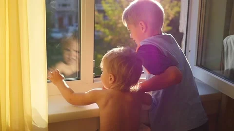 Children look into the open window Vidéo 67513041