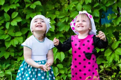 Children looking up Stock Photos