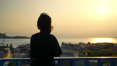 Children looking point of view sea on sunset sky background 库存影片 237337212