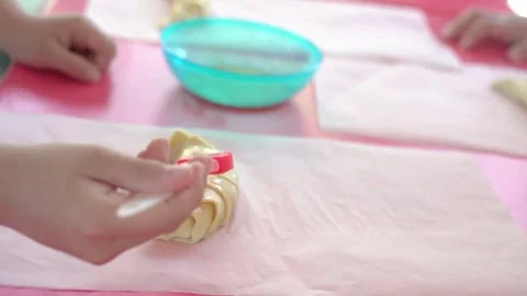 Children make bread dough at school. Cooking class. Vídeos de archivo 266826562