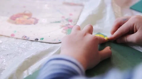 Children making crafts out of clay Vídeos de archivo 53748934