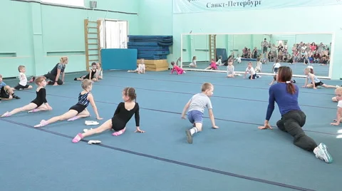 Children making leg splits on acrobatic lessons Stock Footage 39980860