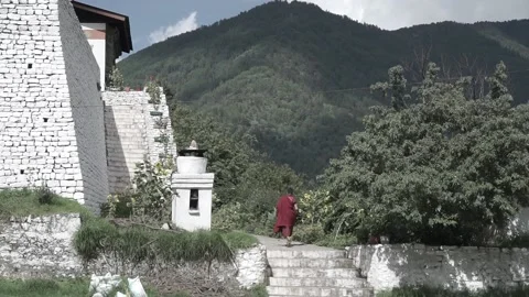 Children &amp; Monks at Dechen Phodrang Monastery Video stock 161960101