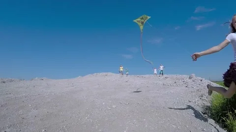 Children from the mountain run with a kite. 库存影片 53240672