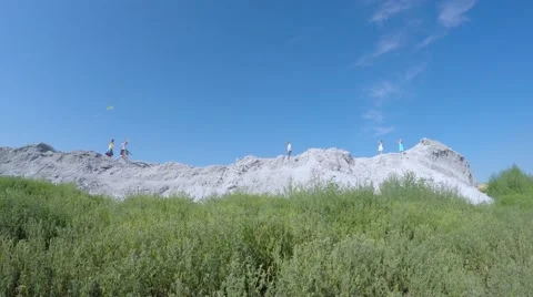 Children from the mountain run with a kite. Video stock 53466187