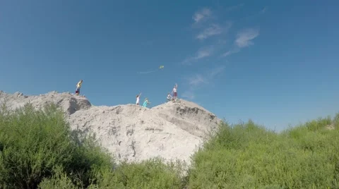 Children from the mountain run with a kite. 库存影片 53466201