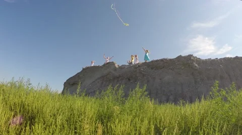 Children from the mountain run with a kite. 库存影片 53466460