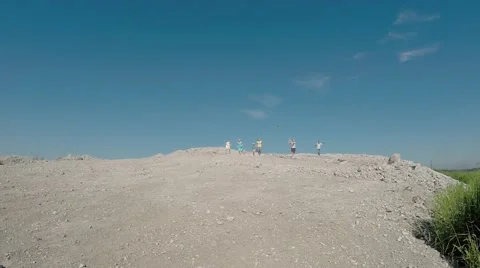 Children from the mountain run with a kite. 库存影片 53466711