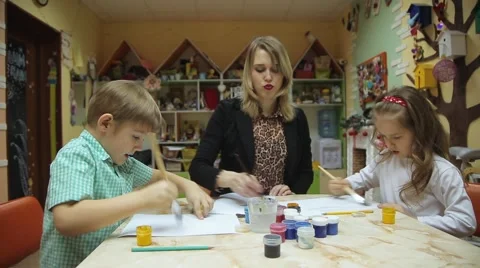 Children paint together with adults Vidéo 59352944