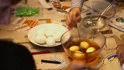 Children is painting Easter eggs Stock-Footage 87644178