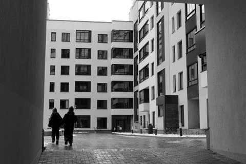 Children pass through the arch, silhouettes against the building background, Fotos de archivo
