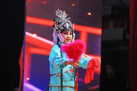 Children Peking Opera Performance on the Stage, Luannan County, Hebei Provi.. Foto stock