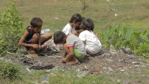 Children picking trash in their impoverished community in the Philippines 스톡 동영상 91237228