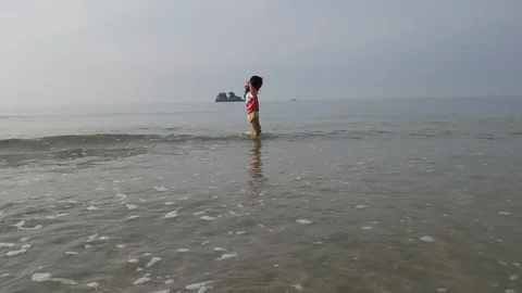 Children play on the beach Vídeo Stock 96671402