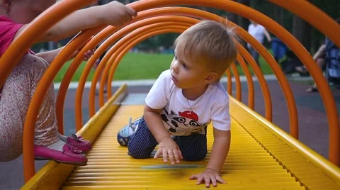 Children play on the Playground Vidéo 66517939