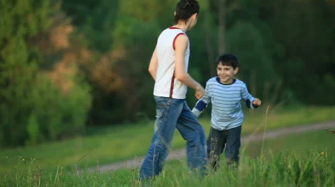 Children play. Run. Видео 756743