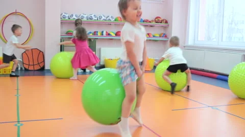 Children playing and having fun in kindergarten Vidéo 62195644
