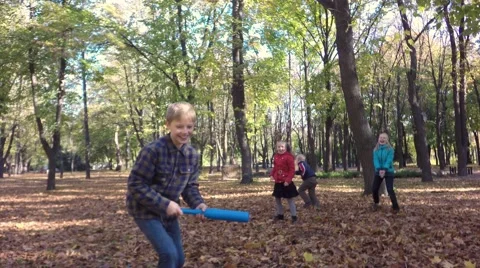 Children playing baseball. Fallen leaves lie on the ground. 库存影片 68676348