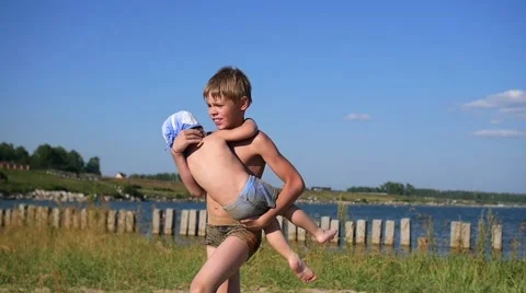 Children playing on the beach 库存影片 66482334