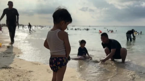 Children playing on the beach 動画素材 264103452