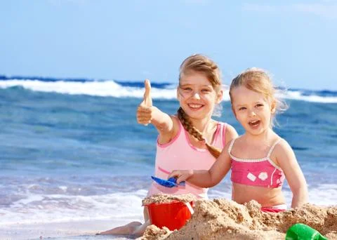 Children playing on  beach. Stock-Fotos