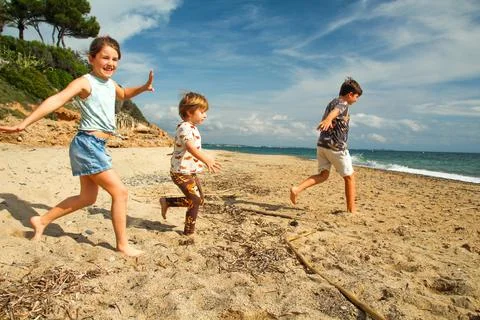Children playing on the beach Stock-Fotos